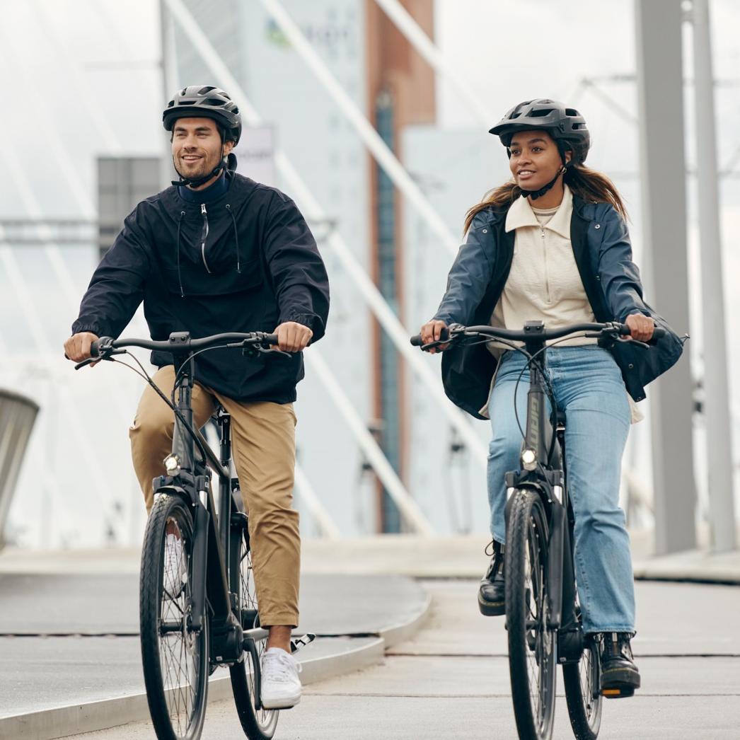 Das Bild zeigt zwei Personen, die auf Giant DailyTour E+-e-Bikes fahren, das für den urbanen Einsatz da ist.
