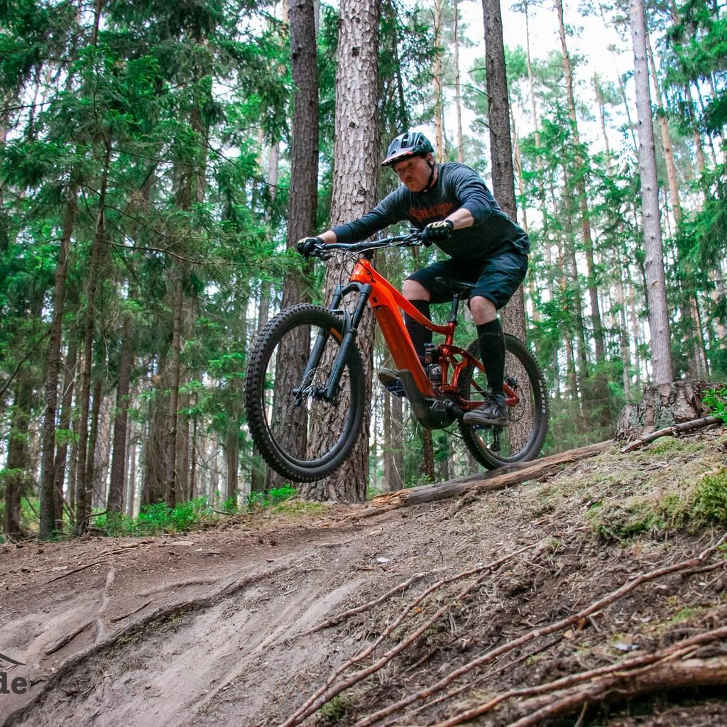 Entdecken Sie das Giant Reign E+ 2020 E-MTB in Aktion. Perfekt für aufregende Fahrten auf anspruchsvollen Trails.