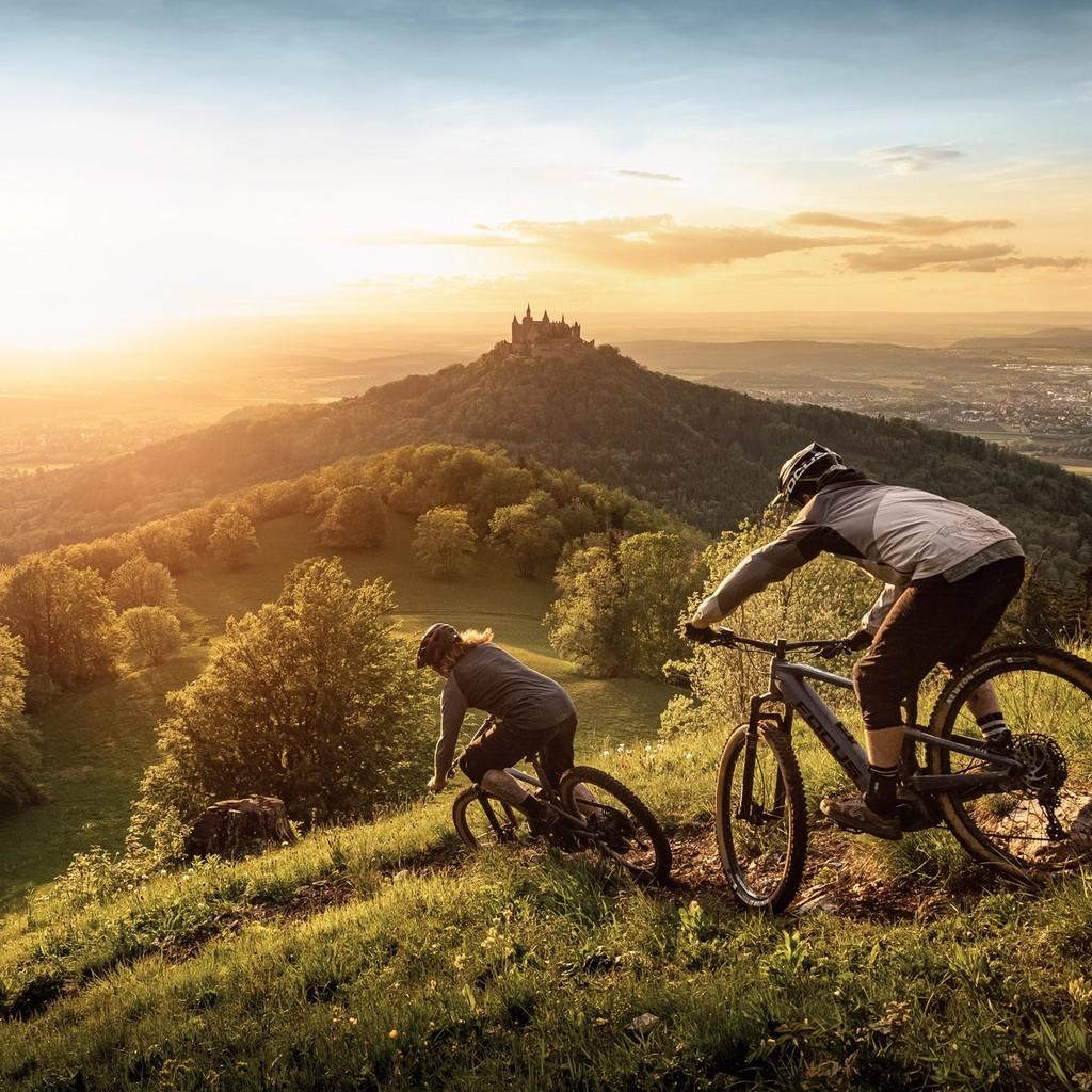 Entdecken Sie die Freiheit des FOCUS JAM² 6.8 E-Bikes in spektakulärer Landschaft bei Sonnenuntergang. Perfekt für