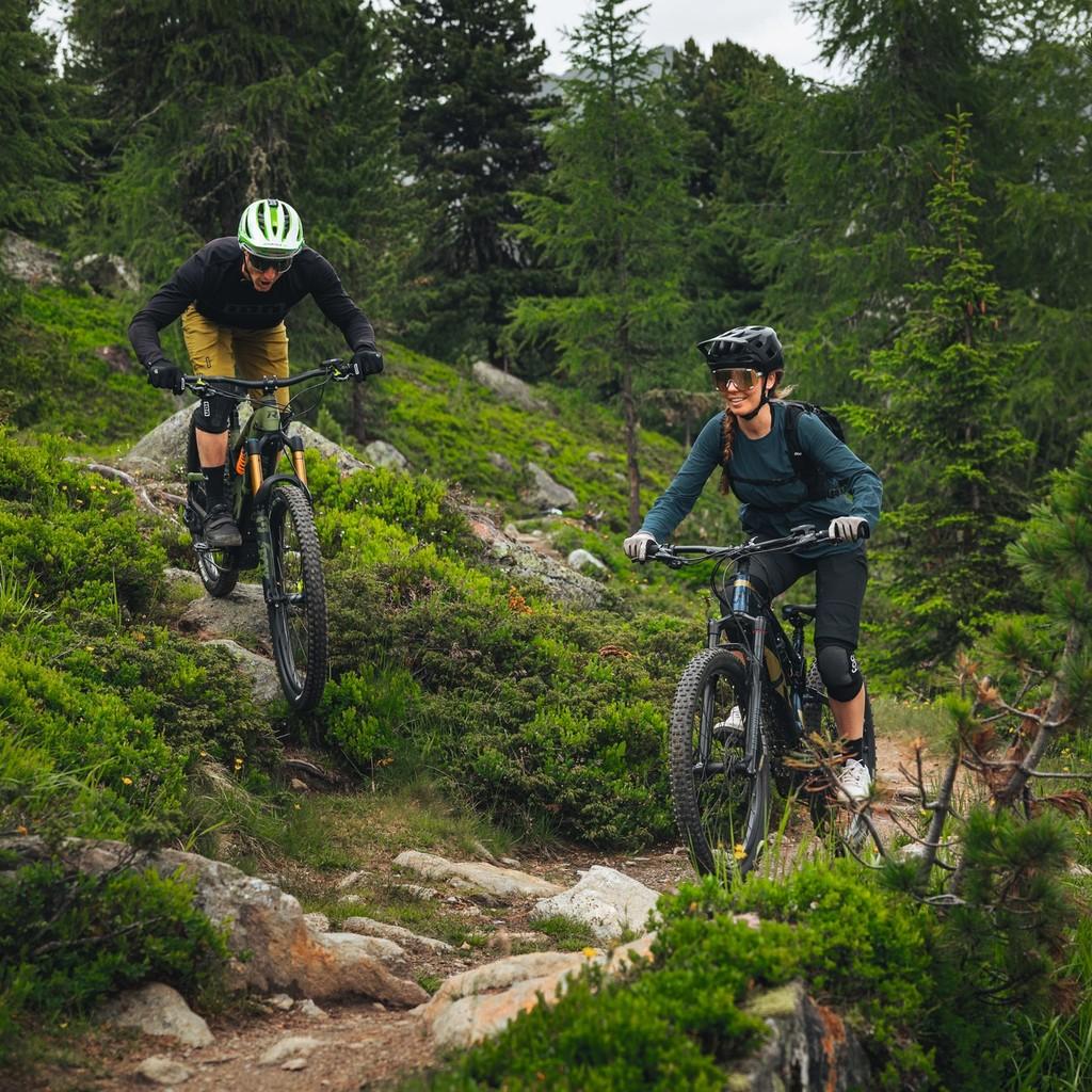 Entdecken Sie Abenteuer mit dem TrailRay E 11.0 und FullRay E-Seven 8.0 E-Bikes auf anspruchsvollen Trails.