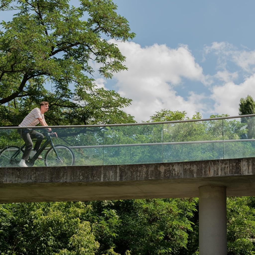 Entdecken Sie das Velo de Ville Esprit VEF Fahrrad, ideal für urbane Abenteuer. Perfekte Mischung aus Stil und Funk