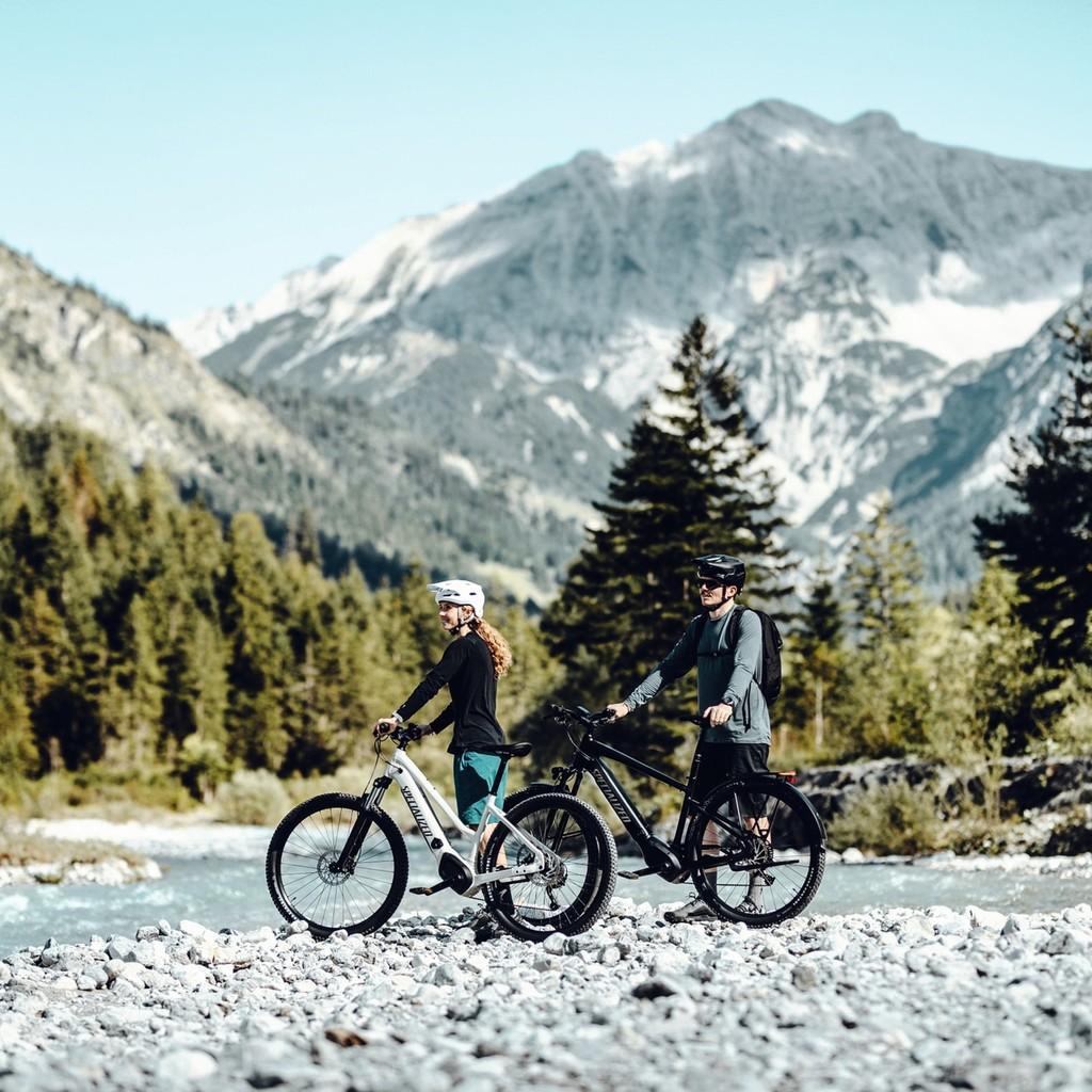 Entdecken Sie das Lindacher Tero Tactic E-Bike MY22. Perfekt für Outdoor-Abenteuer in atemberaubenden Berglandschaf