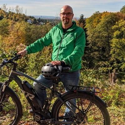 Mann mit R Raymon E-Bike in herbstlicher Landschaft