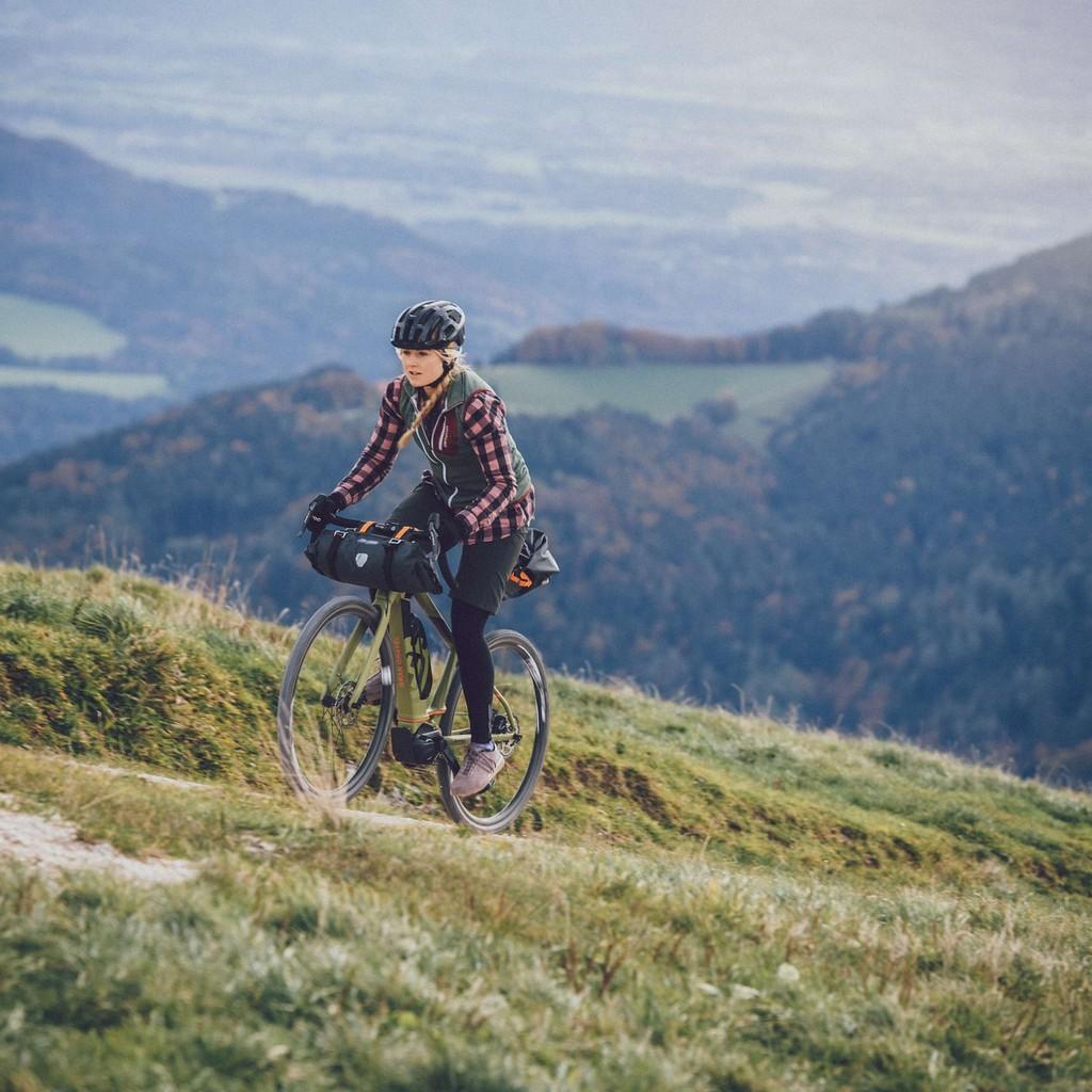 Entdecken Sie das Husqvarna Gran Gravel 6 Bike für abenteuerliche Fahrten über hügelige Landschaften. Perfekte Wahl