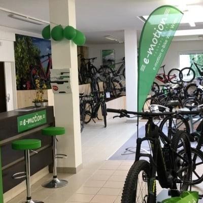 E-Bike-Ausstellung bei e-motion e-Bike Welt Wien mit verschiedenen Modellen