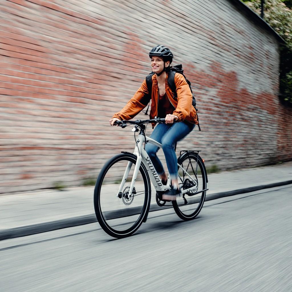 Erlebe die Stadt auf einem Specialized E-Bike. Stylisch und effizient für den täglichen Gebrauch.