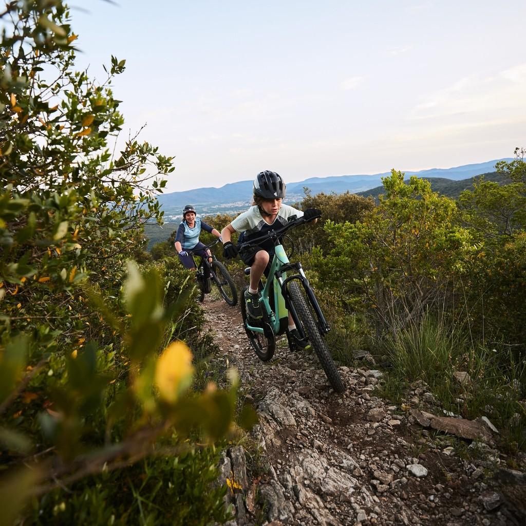 Entdecke das TEMPT E+ E-Bike für Kinder. Perfekt für abenteuerliche Trailfahrten in der Natur mit sicherem Fahrgefü