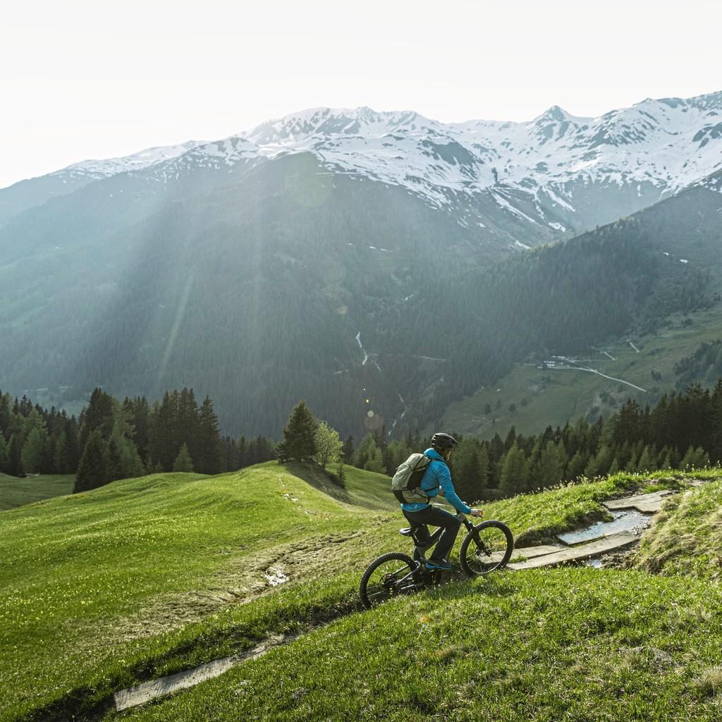 Entdecken Sie die Bergwelt mit dem Riese & Müller Superdelite Mountain E-Bike. Perfekt für abenteuerliche Fahrten i