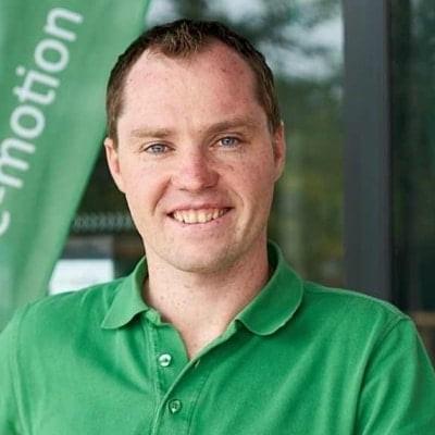 Mitarbeiter vor e-motion e-Bike Welt Bad Hall Geschäft