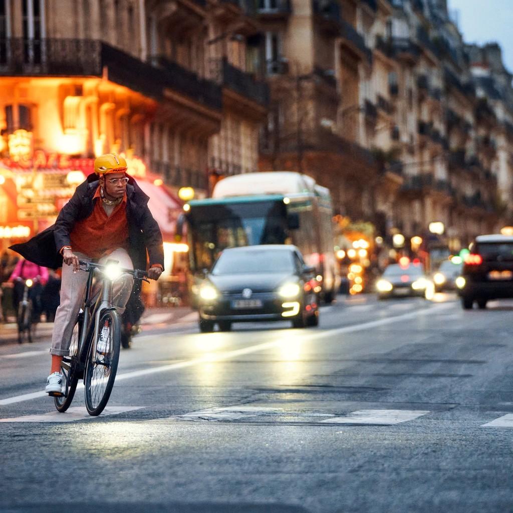 Erleben Sie das urbane Leben mit dem Riese & Müller E-Bike. Perfekt für dynamische Fahrten durch lebhafte Straßensz