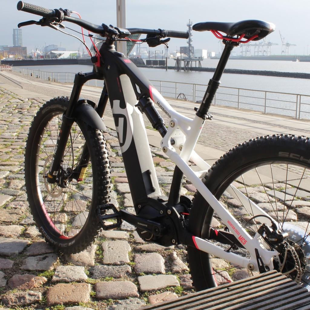 Entdecken Sie das Haibike XDURO AllMtn RC. Perfekt für Abenteuer am Wasser, ausgestattet mit robusten Schwalbe-Reif