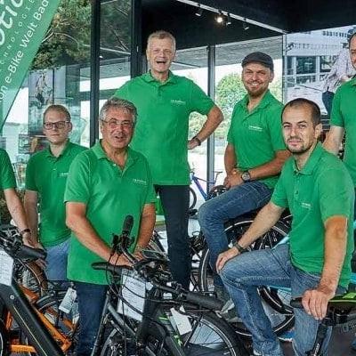 Teamfoto e-motion e-Bike Welt Bad Hall mit verschiedenen E-Bikes