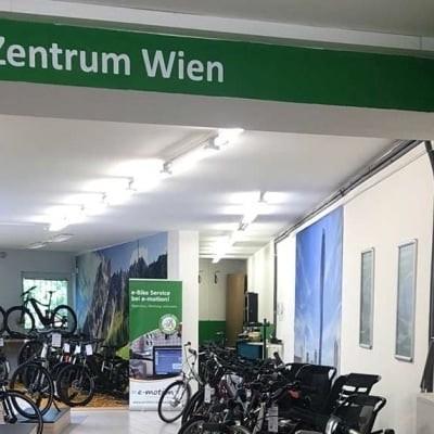 Innenansicht des Dreirad-Zentrums Wien mit verschiedenen Fahrrädern