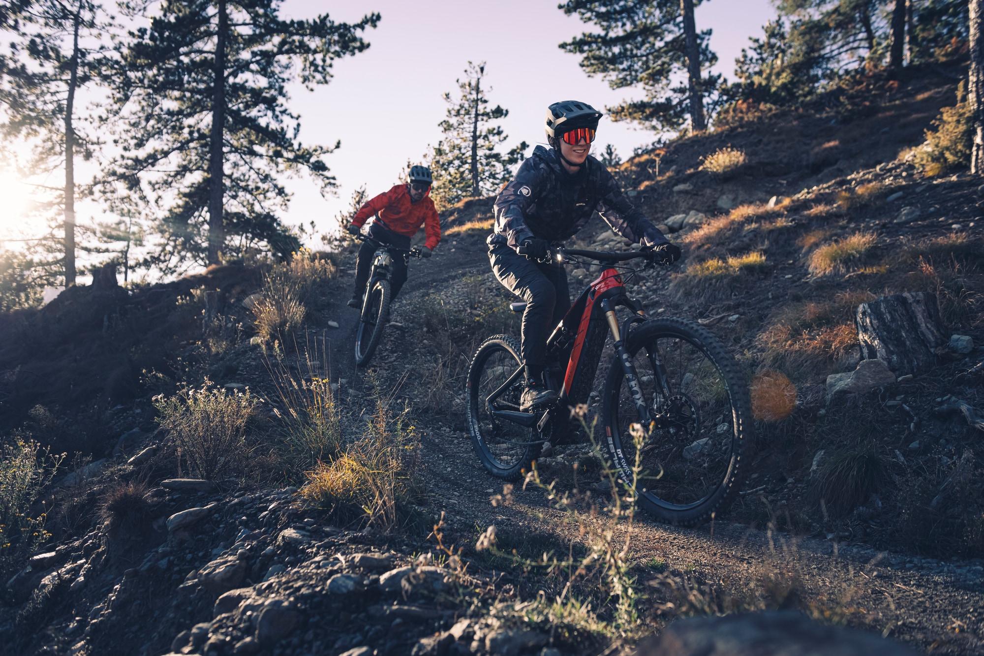 Entdecke das MGU E-Mountainbike in Aktion auf anspruchsvollen Trails. Perfekt für Abenteurer, die Leistung und Stil