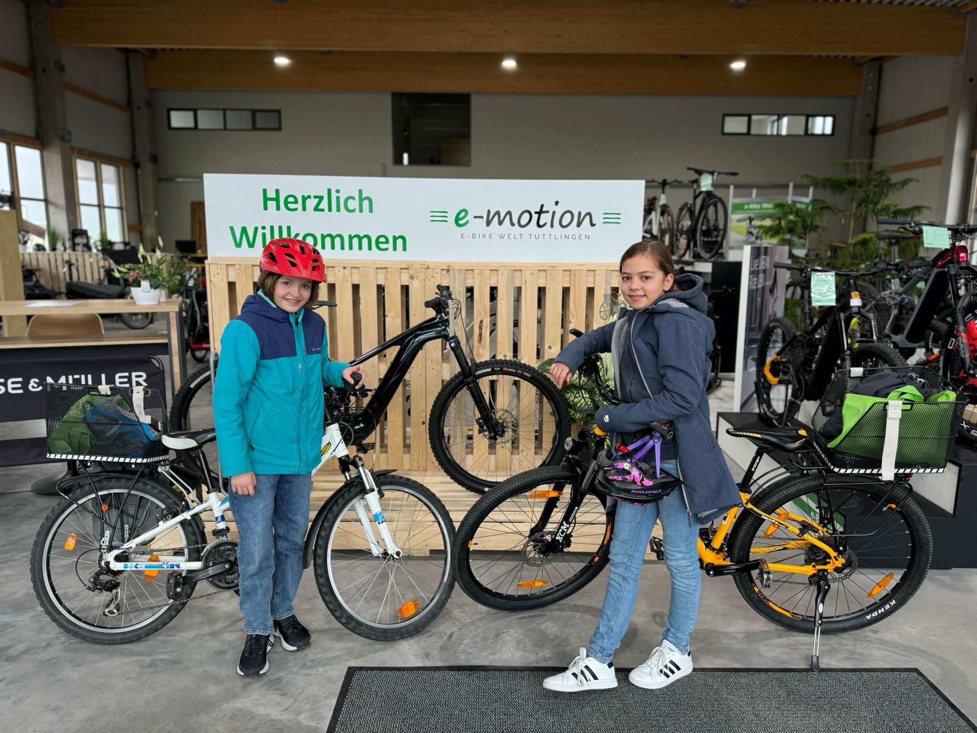 Das Bild zeigt zwei junge Mädchen im Rahmen des Girlsdays in der Werkstatt in der e-motion e-Bike Welt Tuttlingen.