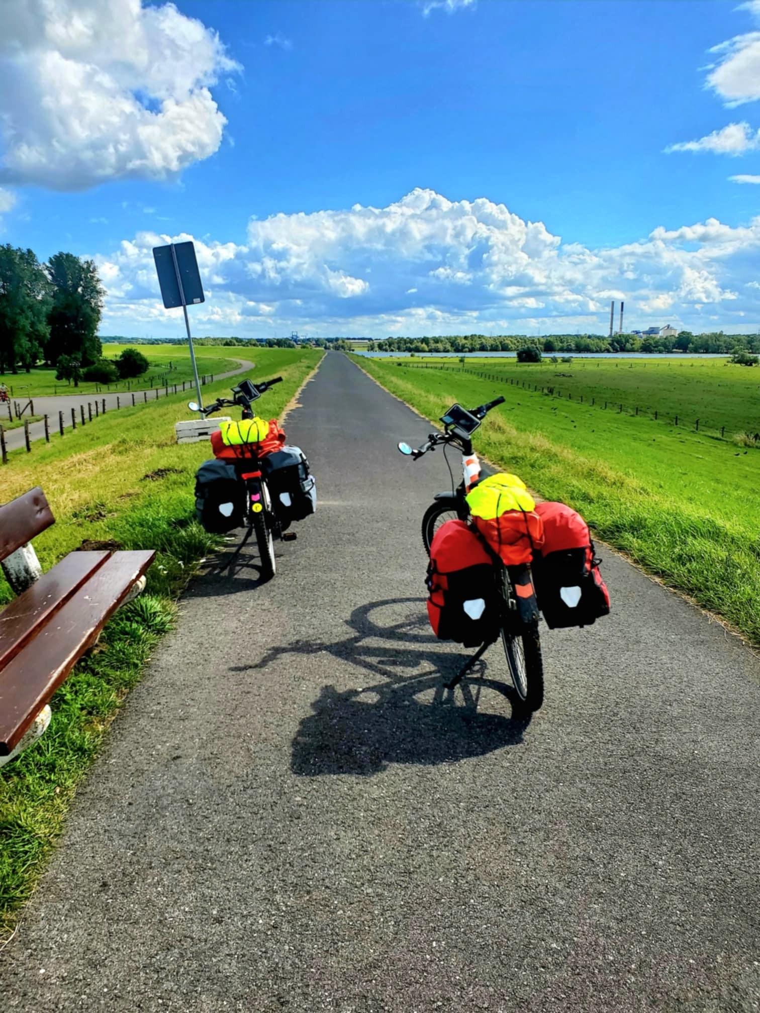 Das Bild zeigt zwei Räder auf einer Straße bei einer Radreise durch Europa
