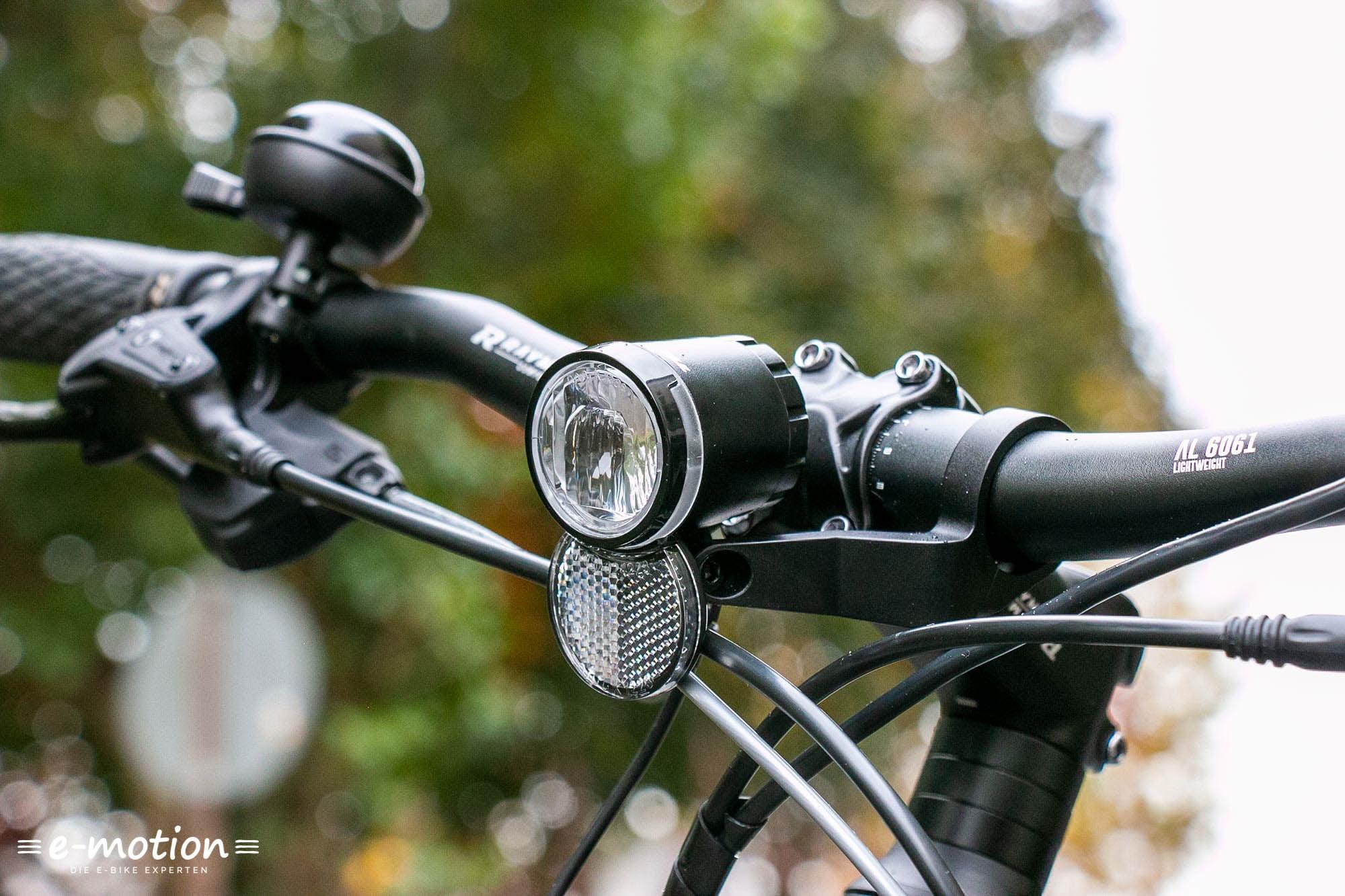 Nahaufnahme von Fahrradlenker mit Licht und Klingel