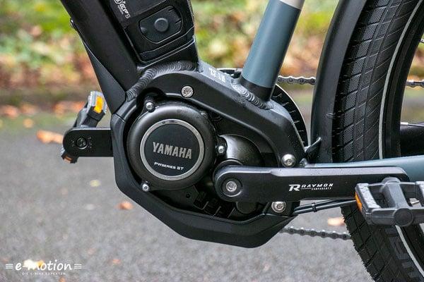 Yamaha Motor an Raymon E-Bike auf Asphalt