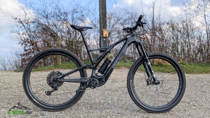 Robustes Specialized E-Mountainbike mit Vollfederung, perfekt für Offroad-Abenteuer auf anspruchsvollen Trails.