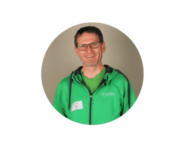 Entdecken Sie das bequeme Kapuzen-Sweatshirt von Klein in lebendigem Grün – ideal für Freizeit und Sport.