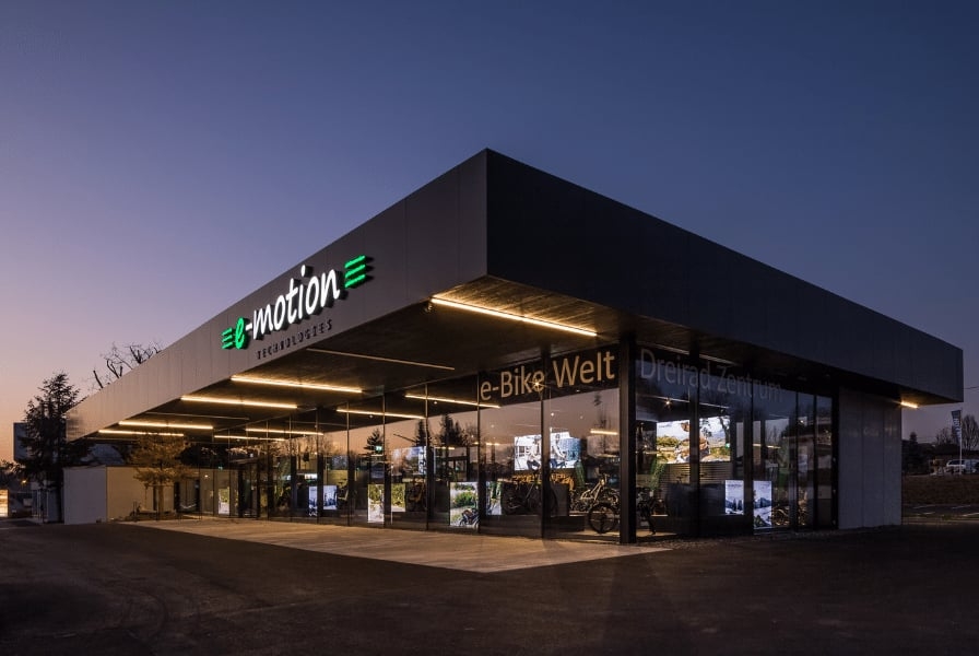 E-Bike Geschäft e-motion bei Abenddämmerung
