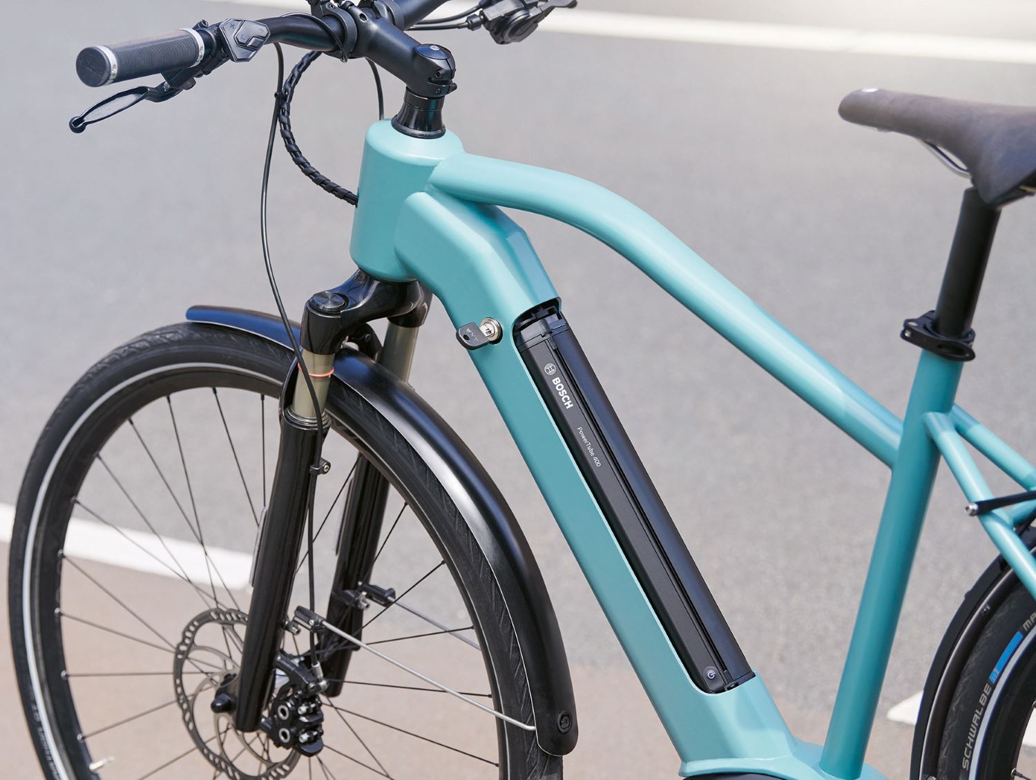 Moderner Bosch PowerTube Akku im Fahrradrahmen integriert. Ideal für leistungsstarke und stilvolle E-Bike-Designs.