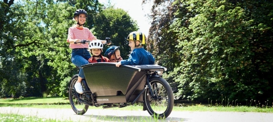 Familie auf Urban Arrow Family E-Bike in Parkumgebung