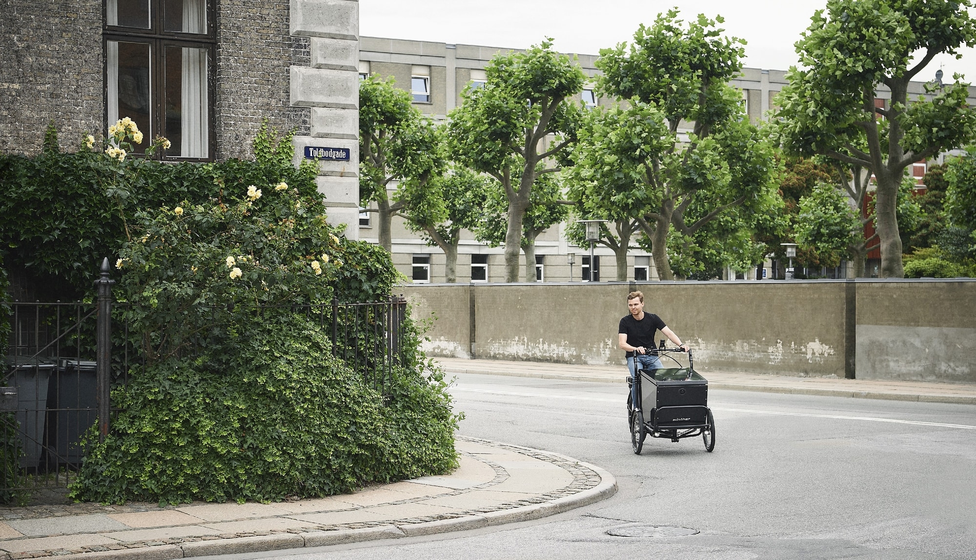 Erleben Sie flexible und nachhaltige Mobilität mit dem Winther CX Lastenrad, ideal für den Stadtverkehr.