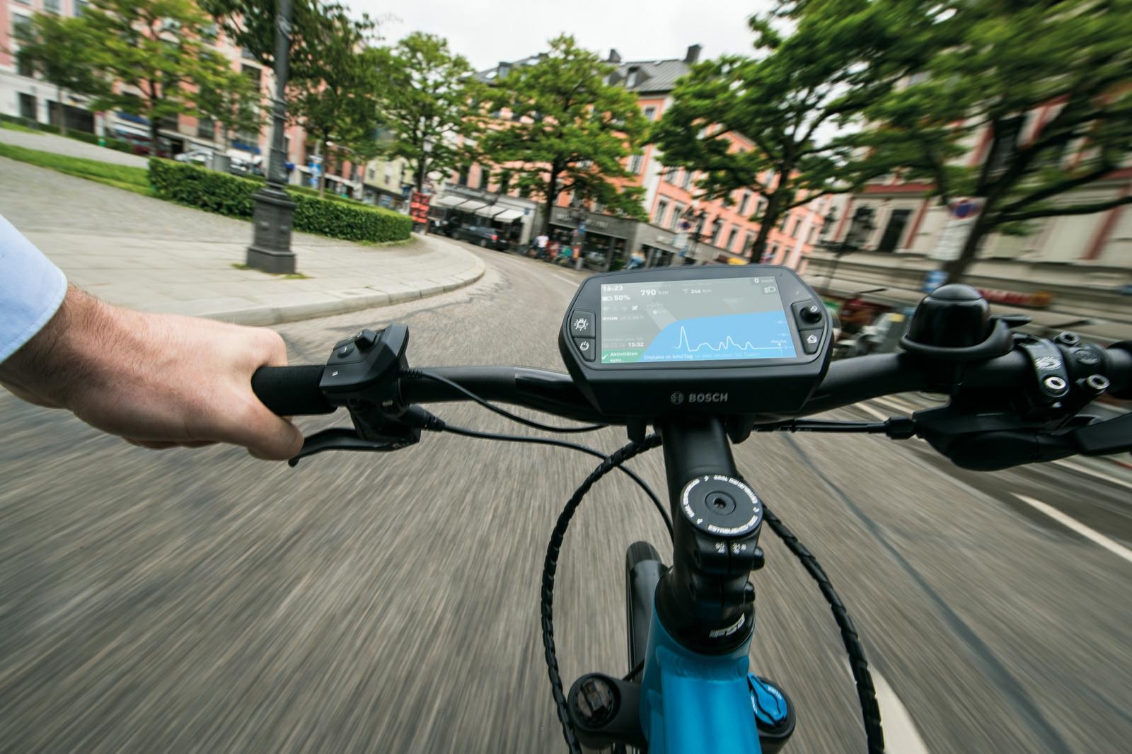 Das Bosch Nyon Display zeigt während der Fahrt durch München Echtzeitdaten an und optimiert das E-Bike-Erlebnis.