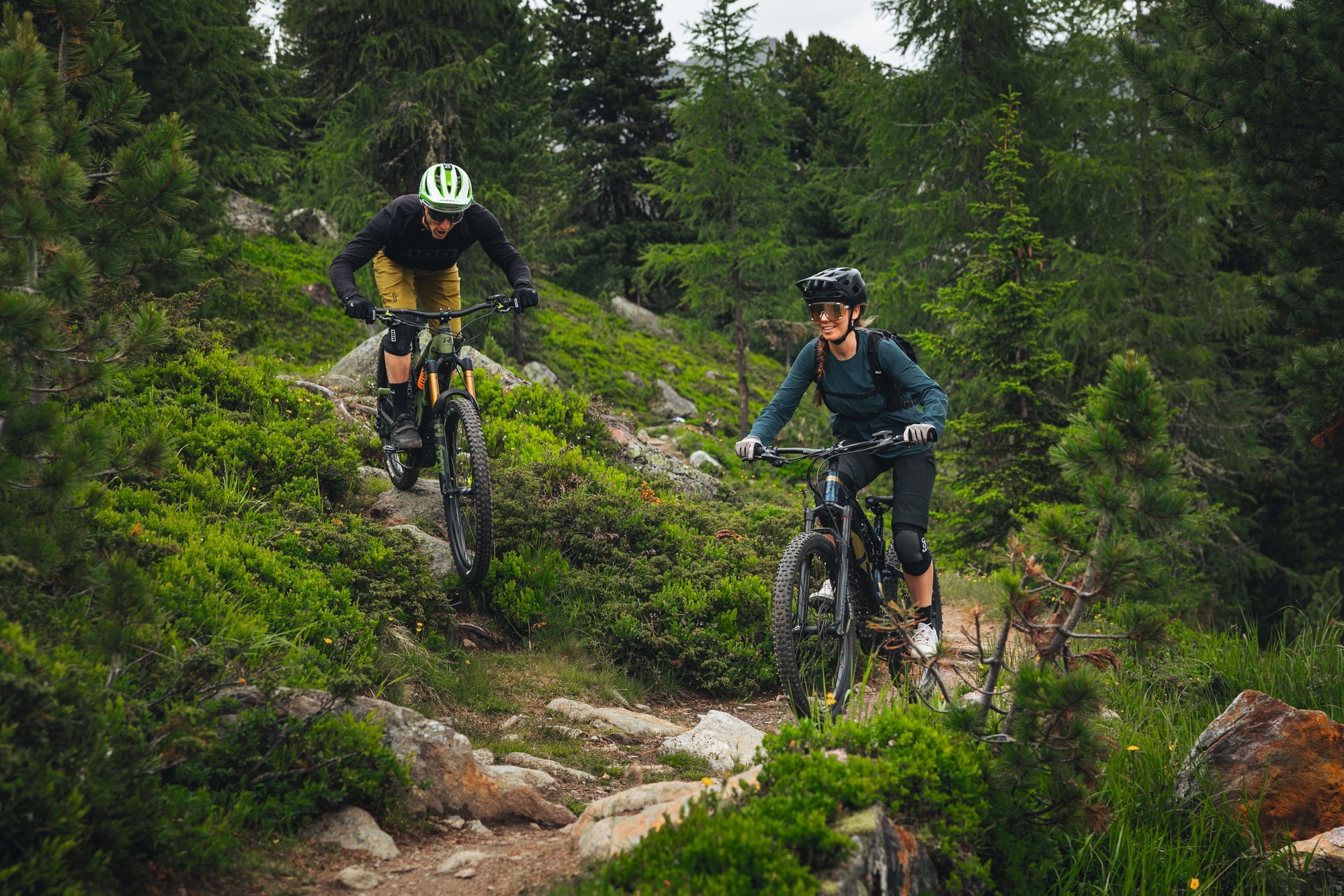 Entdecken Sie Abenteuer mit dem TrailRay E 11.0 und FullRay E-Seven 8.0 E-Bikes auf anspruchsvollen Trails.