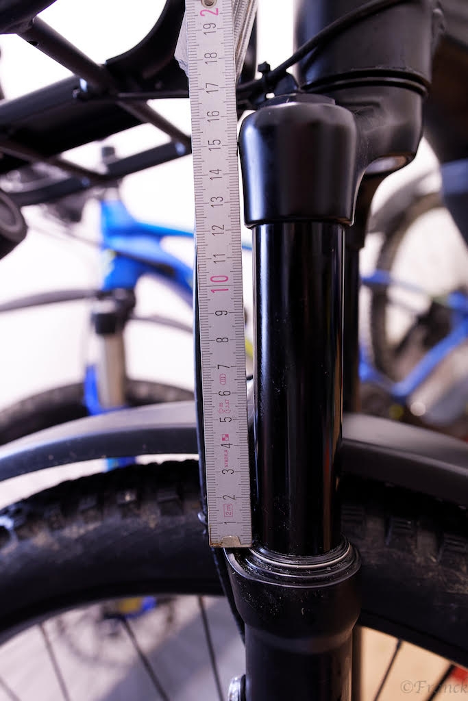 Detaillierte Messung der Federweg der Fahrradgabel eines Supercharger. Perfekt für präzise Wartungsanforderungen un