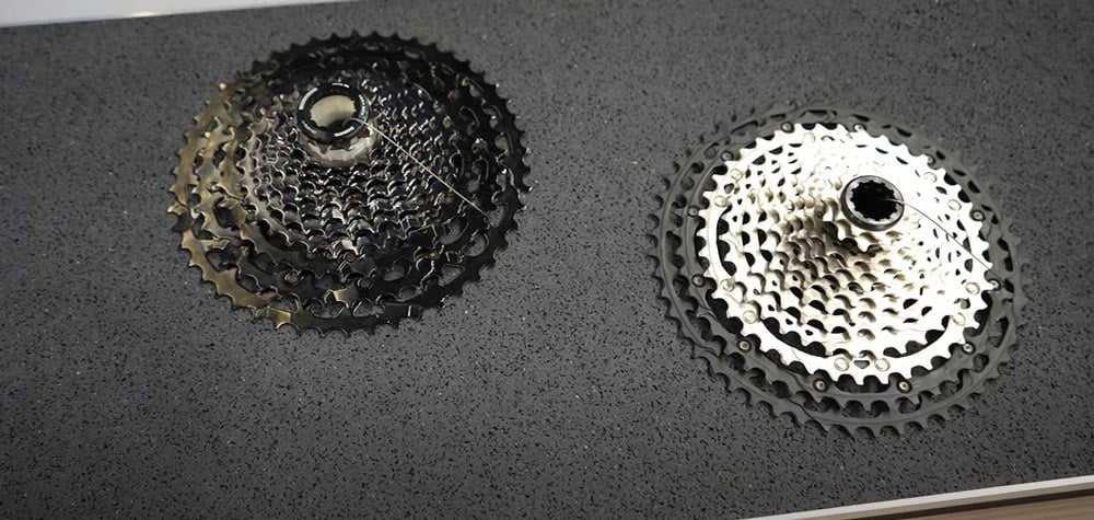 Zwei Fahrradkassetten auf grauer Oberfläche