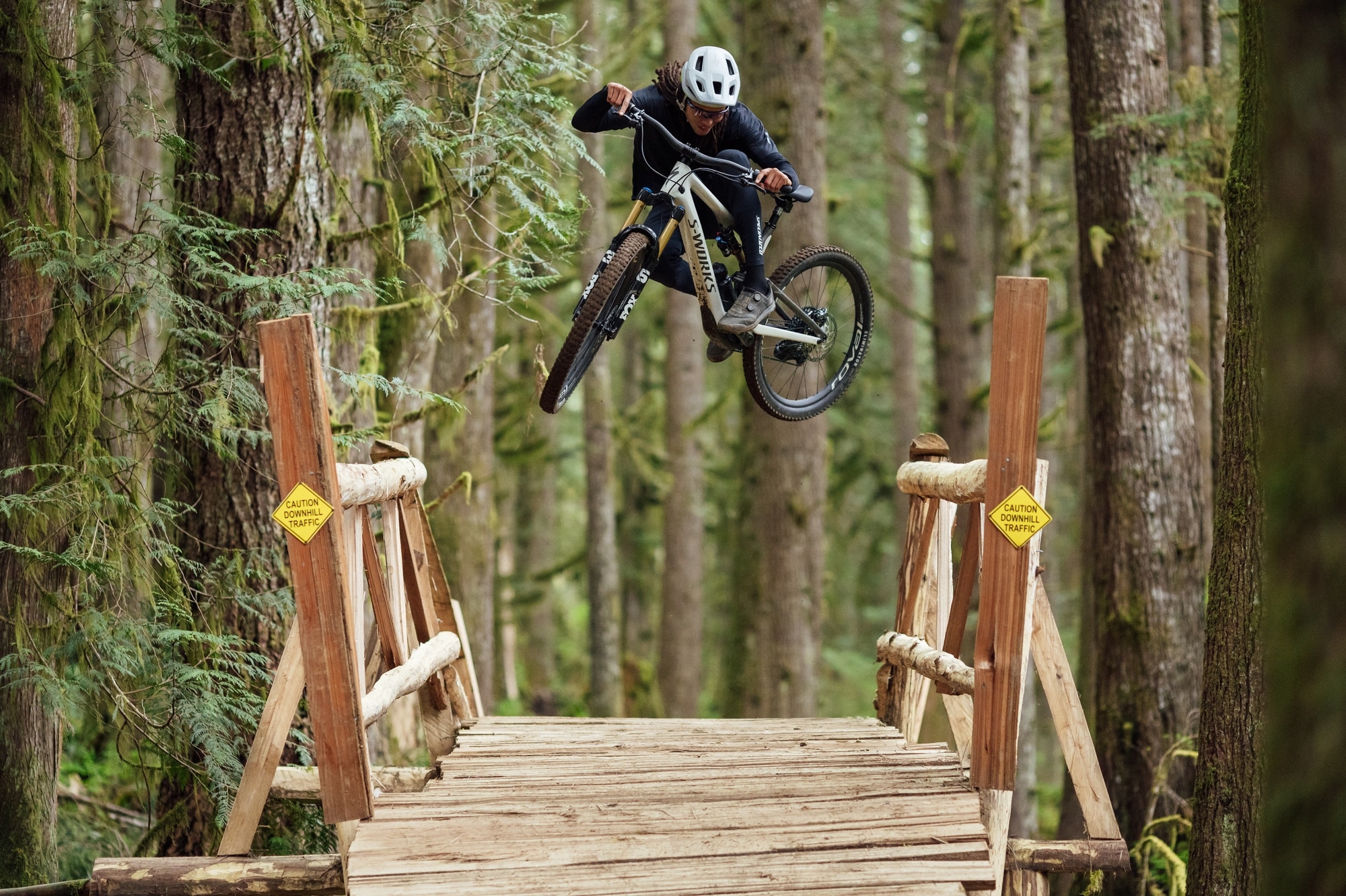 Erleben Sie das Specialized Turbo Levo SL beim aufregenden Sprung über eine Holzbücke im Wald. Perfekt für abenteue