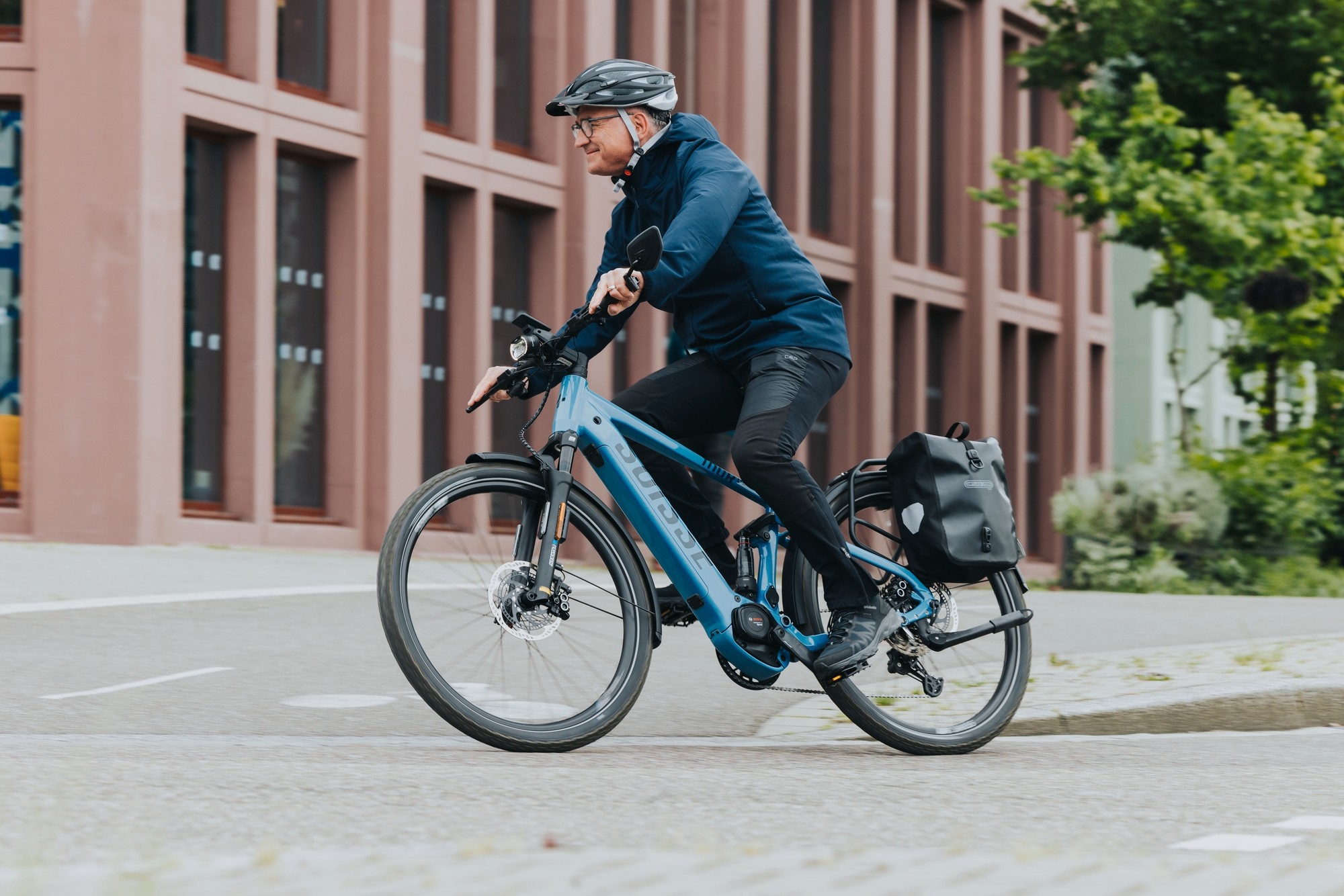 Das Bild zeigt einen Radfahrer, der auf einem E-Bike mit dem Bosch Performance Line Speed Antrieb unterwegs ist.