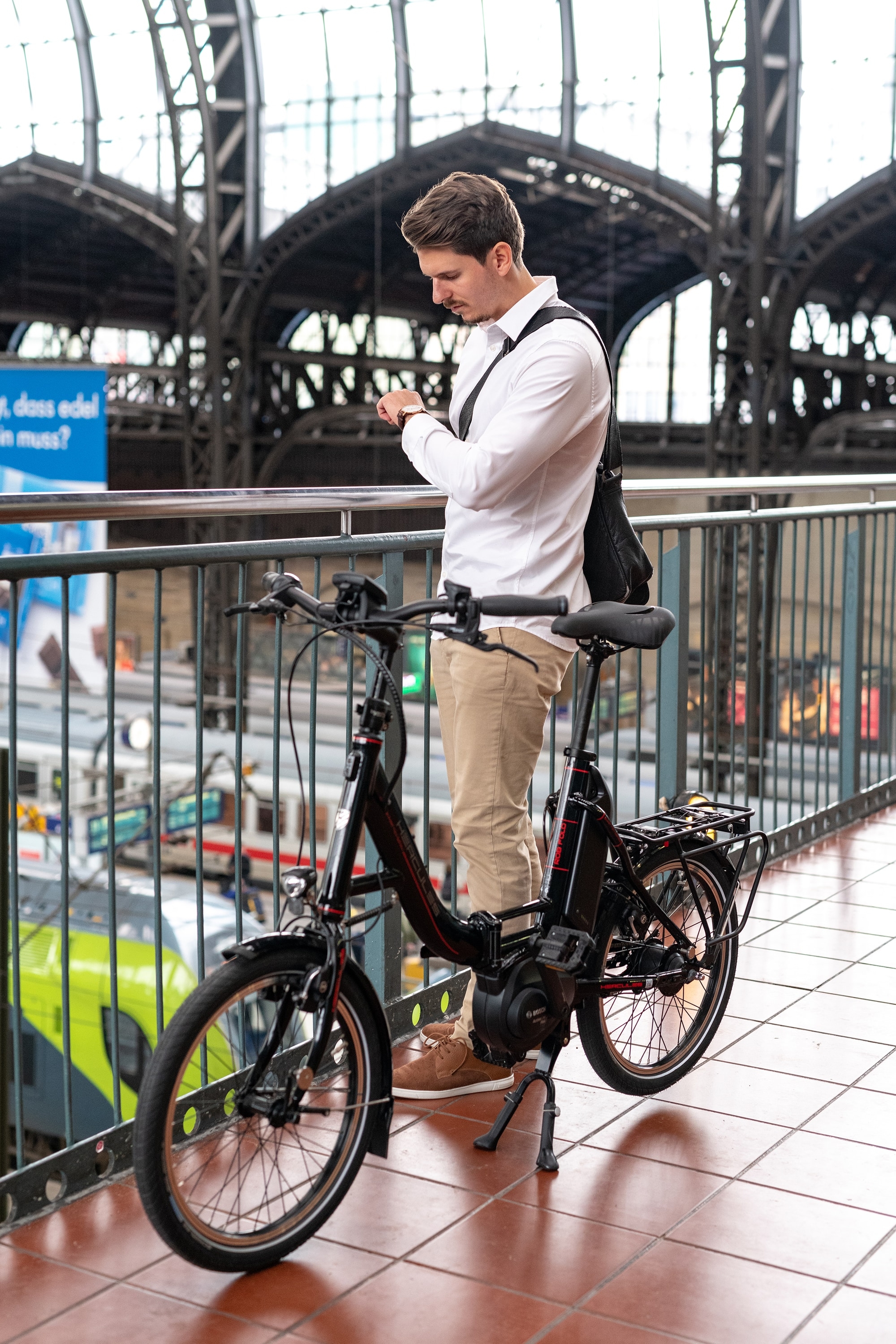 Entdecken Sie das HERCULES E-Bike. Perfekt für die Stadt, vereint es Stil und Funktionalität.