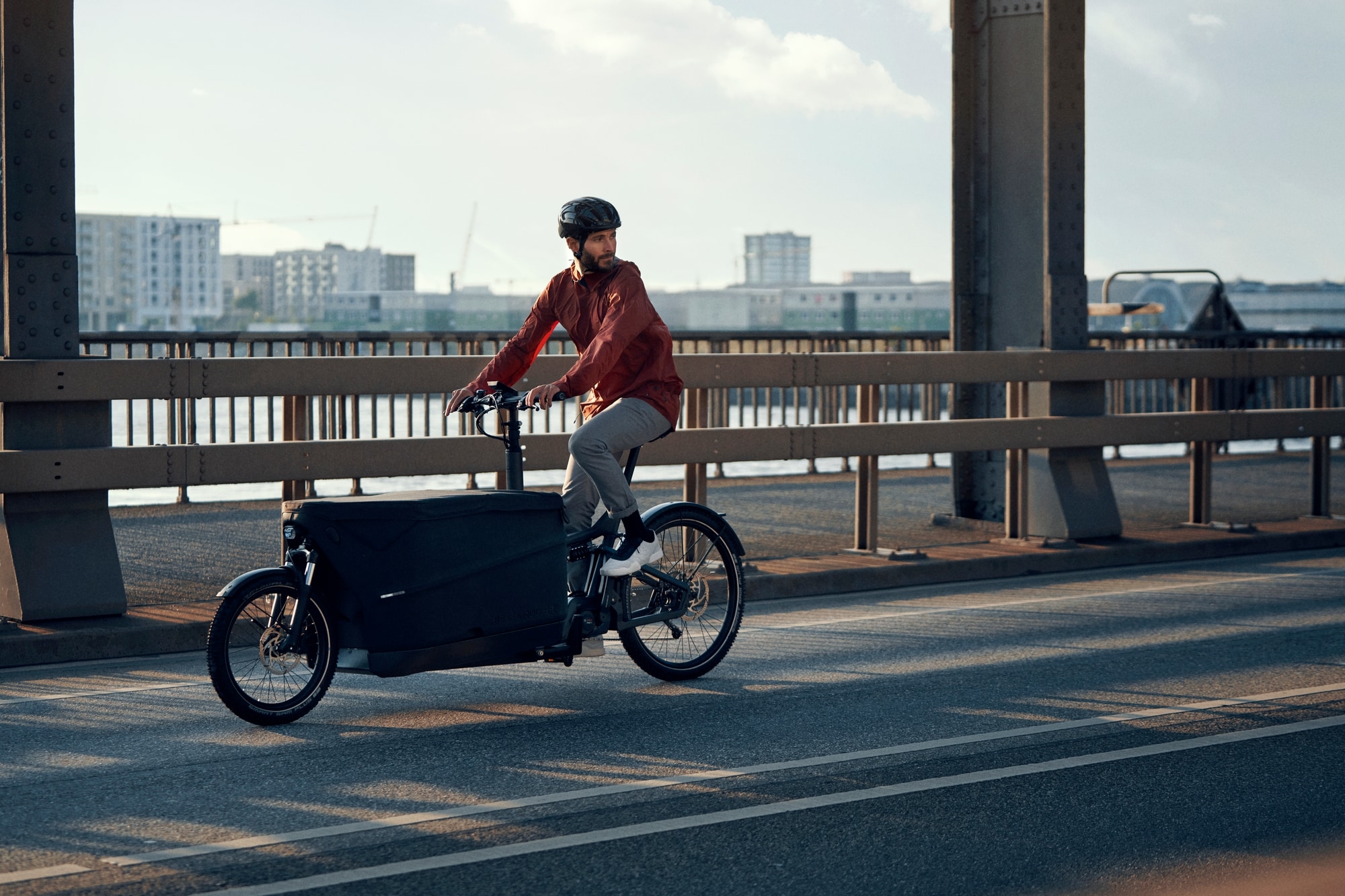 Entdecken Sie das Riese & Müller Packster 70, ein vielseitiges E-Cargobike ideal für urbane Abenteuer und Transport