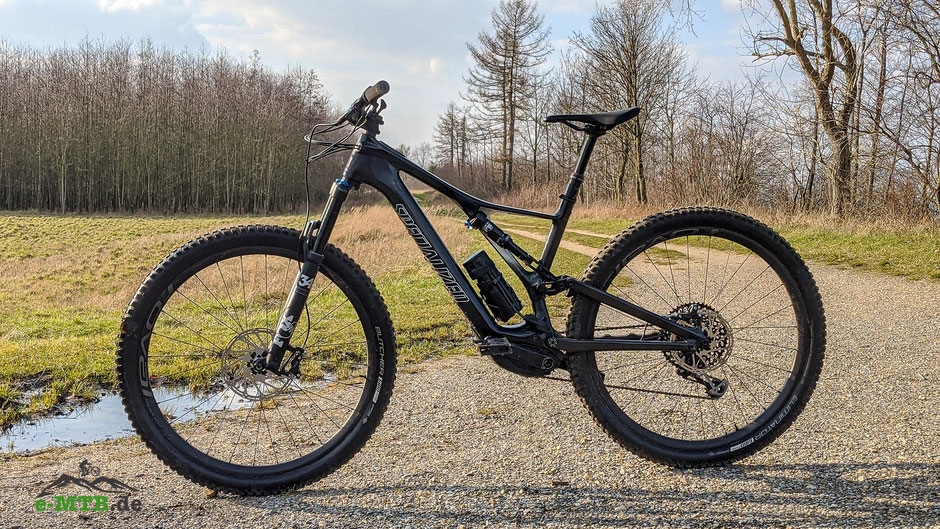 Entdecken Sie das Specialized Levo SL, ein leichtes E-Mountainbike für anspruchsvolle Trails und leistungsstarke Ab