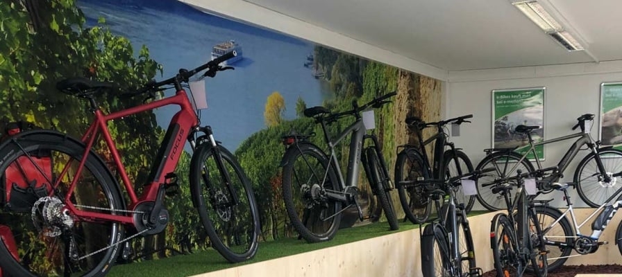 E-Bike Ausstellung in Wien mit Fokus auf verschiedene Modelle