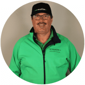 E-Motion Spezialist in grüner E-Motion Jacke und Mütze. Ideal für E-Bike Beratung und Service.