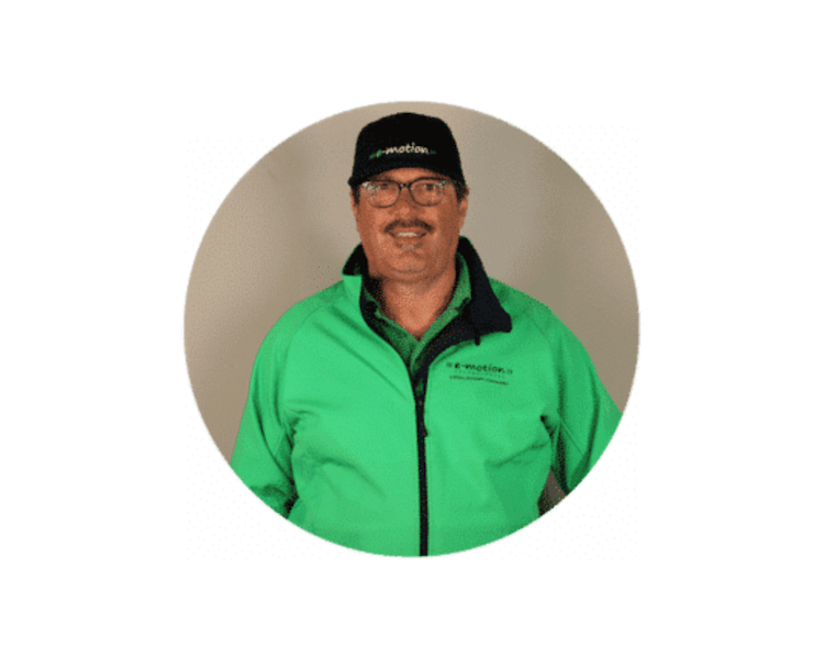 E-Motion Spezialist in grüner E-Motion Jacke und Mütze. Ideal für E-Bike Beratung und Service.