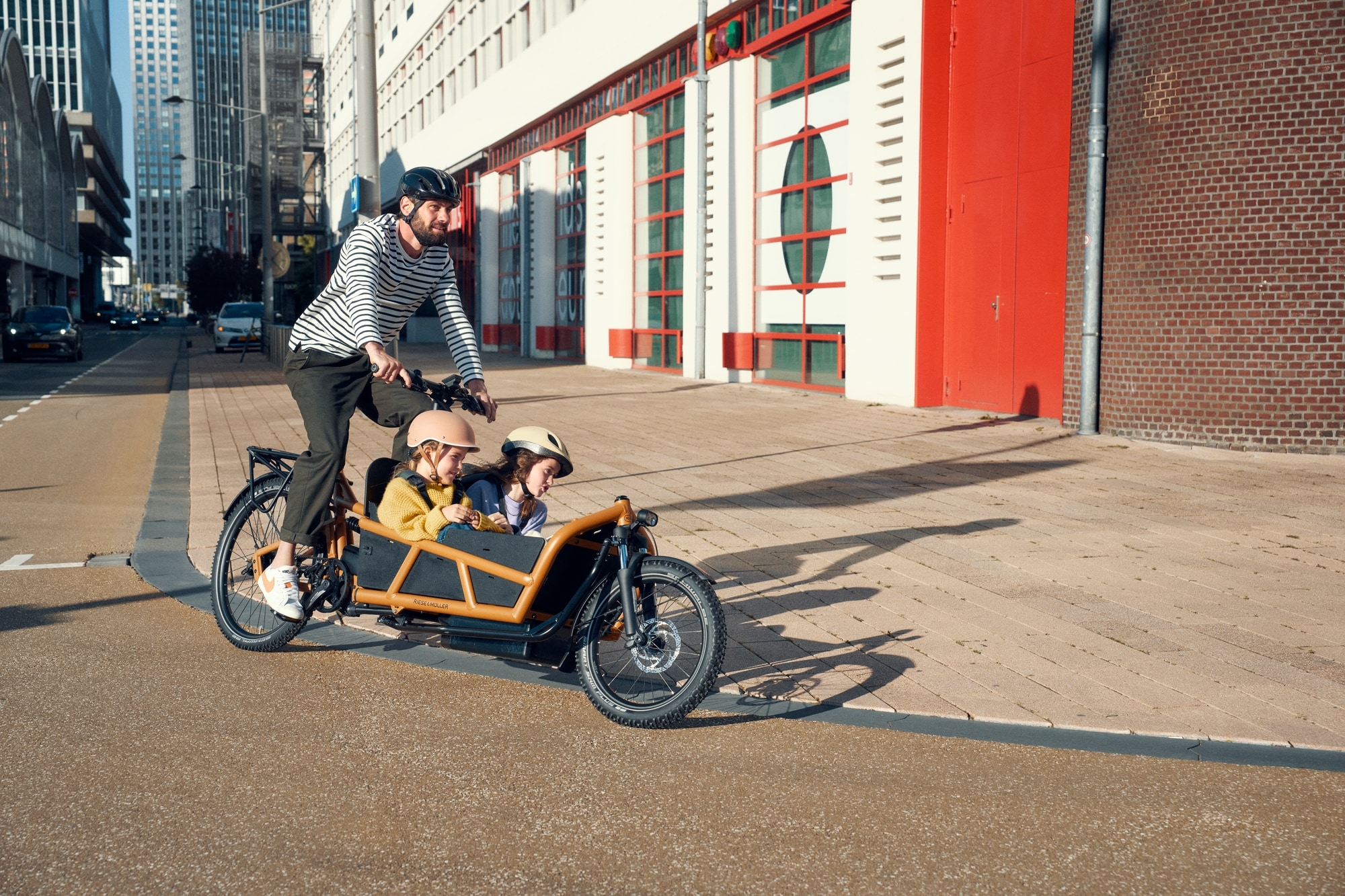 Entdecken Sie das RM MY2023 Lastenrad: Perfekt für bequeme Familienausflüge und den Transport von Kindern in der St