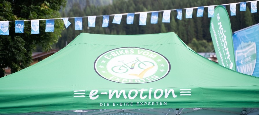 Grünes Zelt von E-Motion, dem E-Bike Experten. Perfekt für Outdoor-Veranstaltungen.