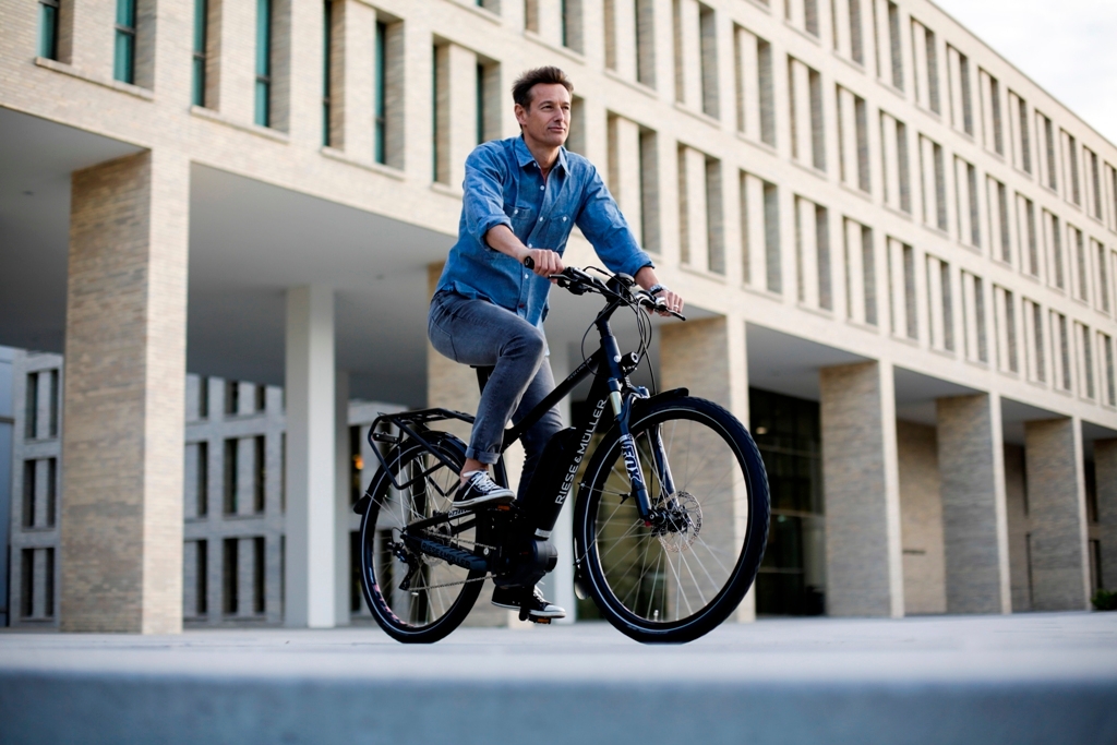 Entdecken Sie das stilvolle Riese & Müller E-Bike, ideal für urbane Abenteuer und Fahrkomfort in einem modernen, st