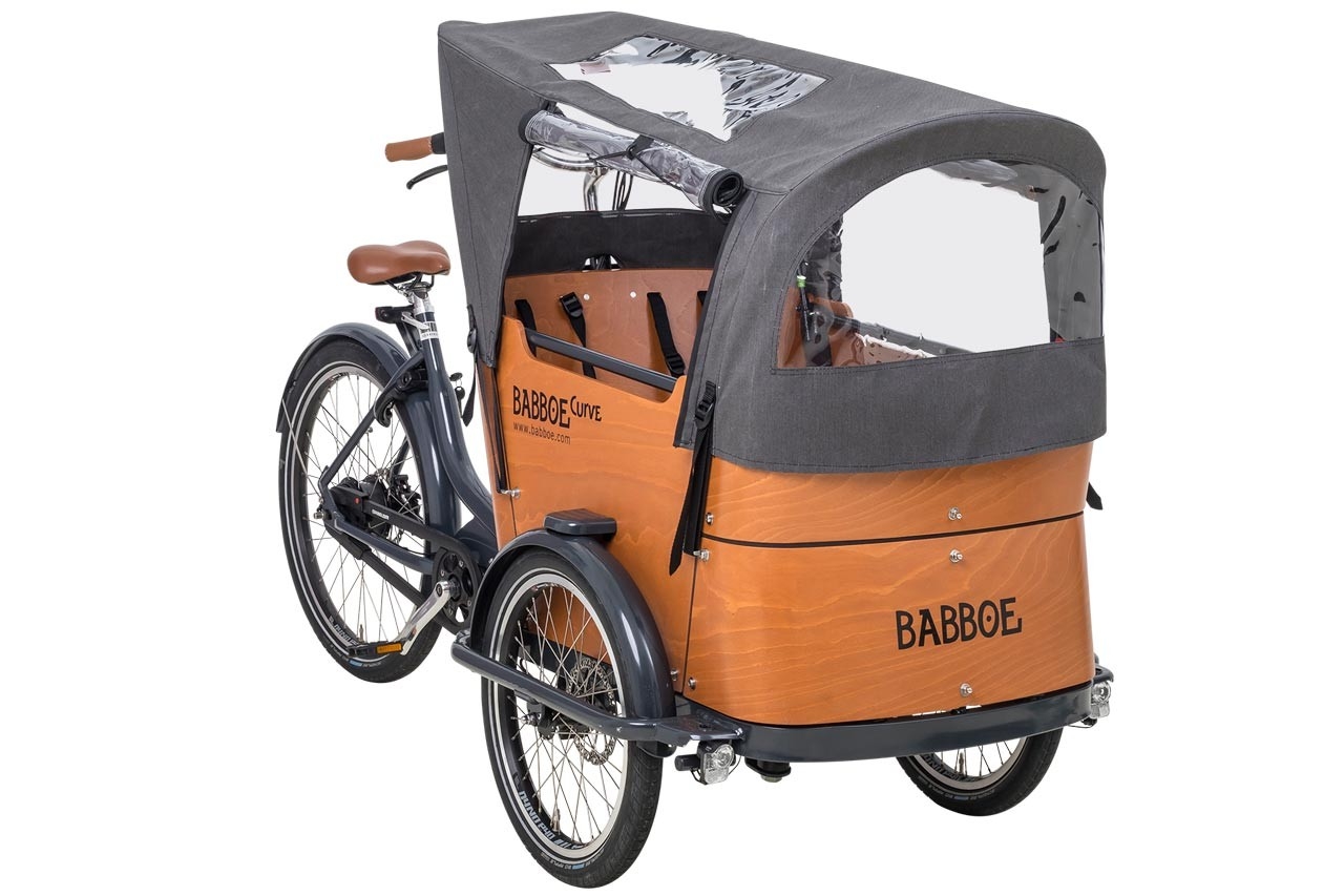 Das Bild zeigt ein Babboe mit Regenschutz.