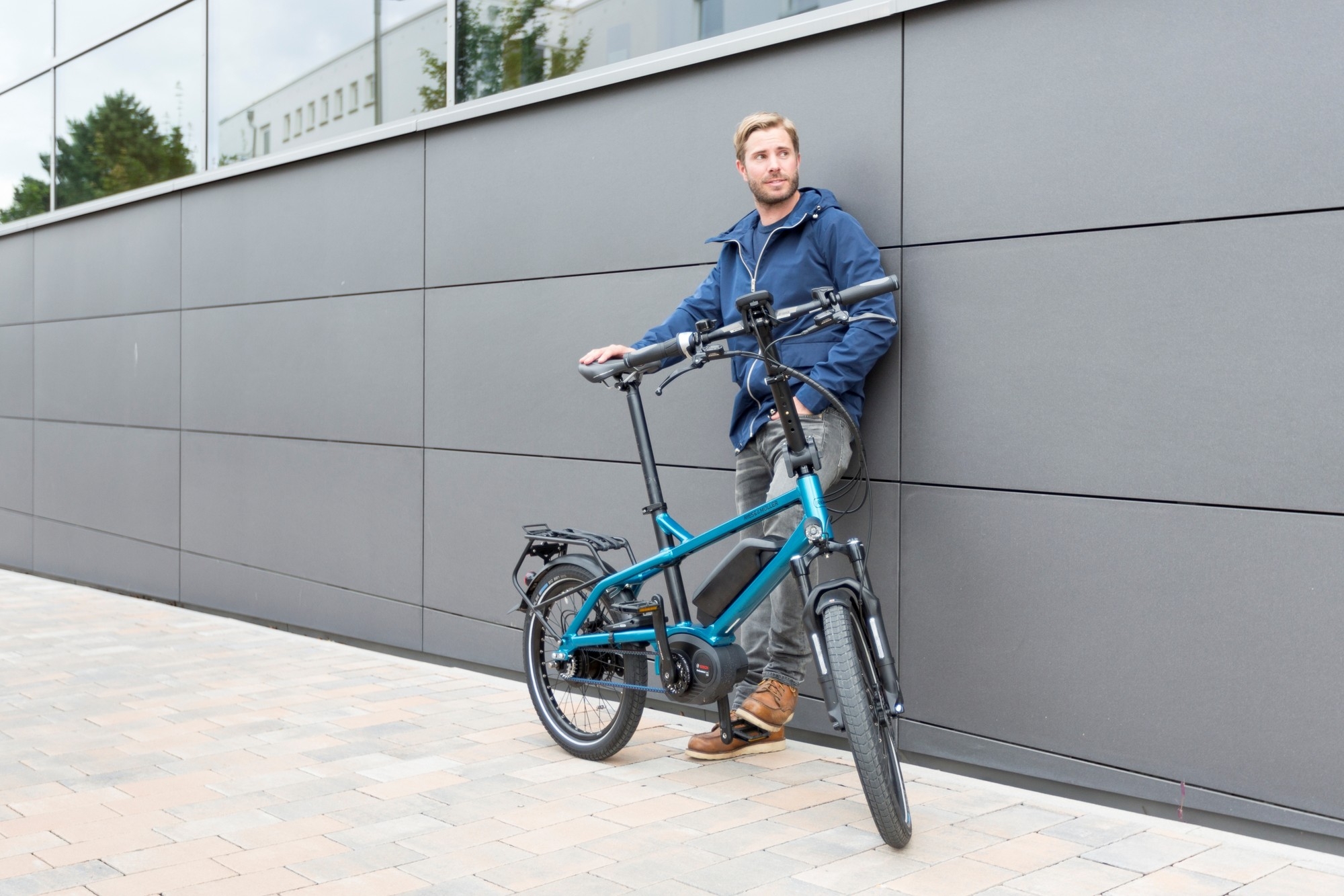Das Bild zeigt einen Mann mit einem Riese & Müller Tinker Vario