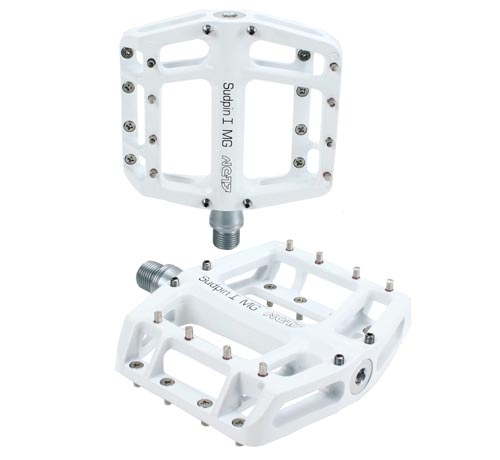 Leichte und robuste AE01 Sudpin I MG Pedale für optimalen Grip beim Mountainbiking.