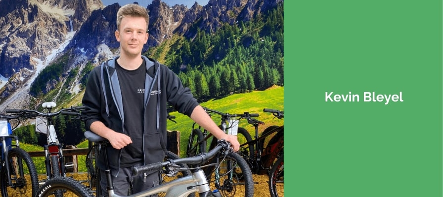 Mann mit E-Bike vor Bergkulisse