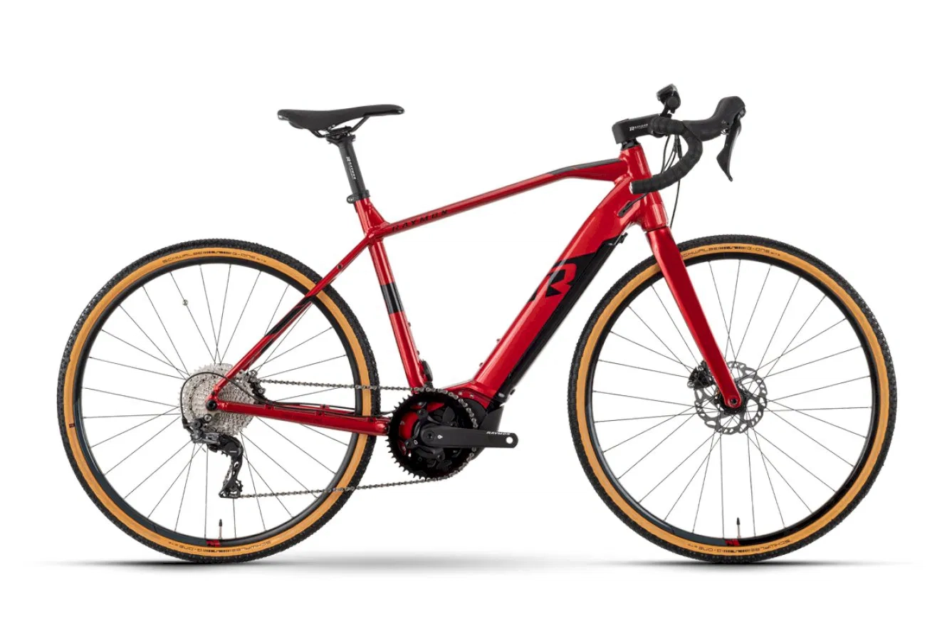 Robustes rotes E-Bike mit Shimano-Schaltung und breiten Reifen für vielseitige Abenteuer, ideal für Stadt- und Gelä