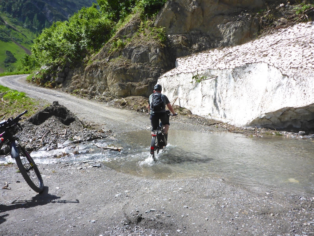 Erleben Sie Offroad-Abenteuer beim Radfahren durch Gebirgslandschaften mit dem E-Bike. Perfekt für Outdoor-Enthusia