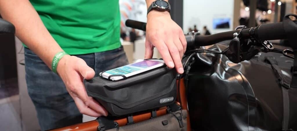 Handytasche Ortlieb auf Fahrradlenker montiert mit Smartphone